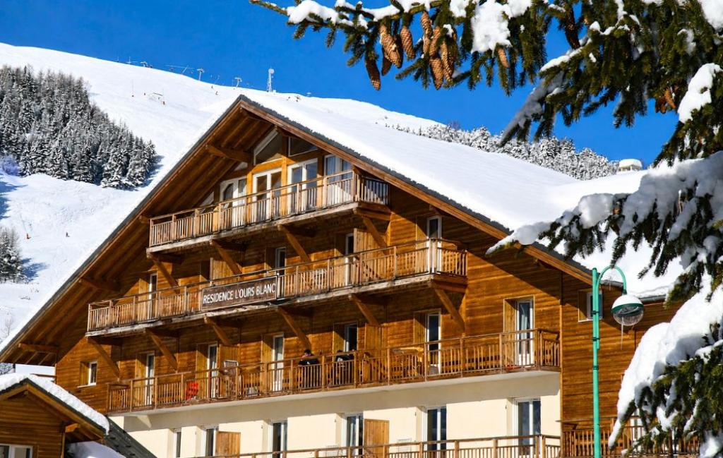 Slide Façade en bois de la résidence L’Ours Blanc aux 2 Alpes l'été