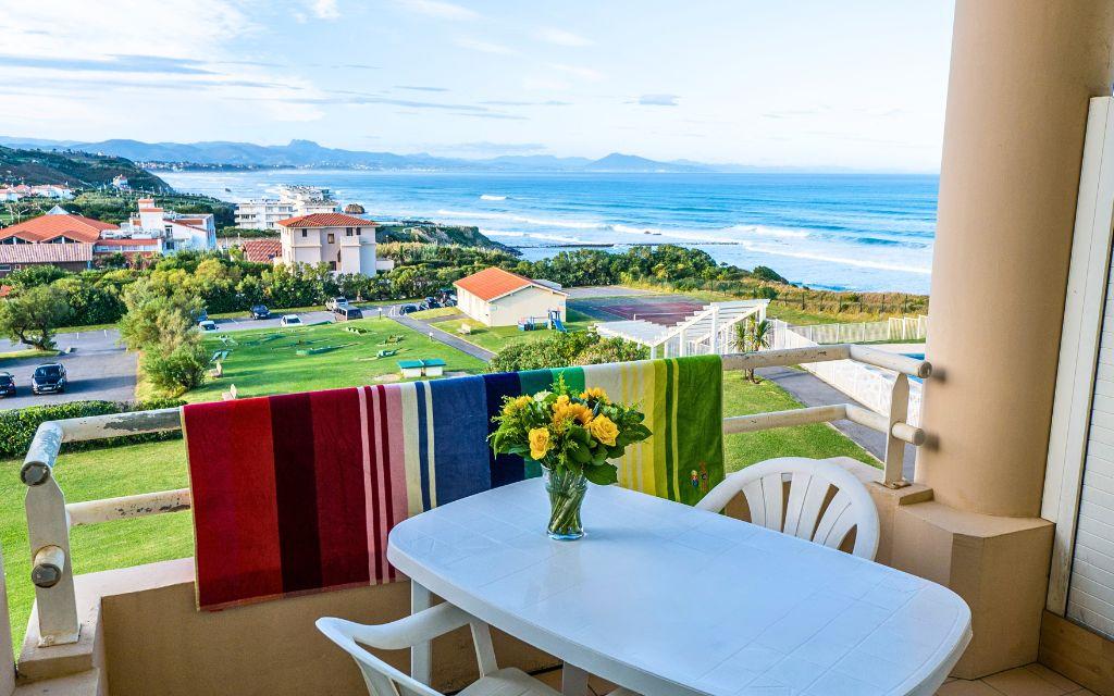 Slide Balcon avec salon de jardin d’un studio de la résidence Eugénie à Biarritz vue sur le mer