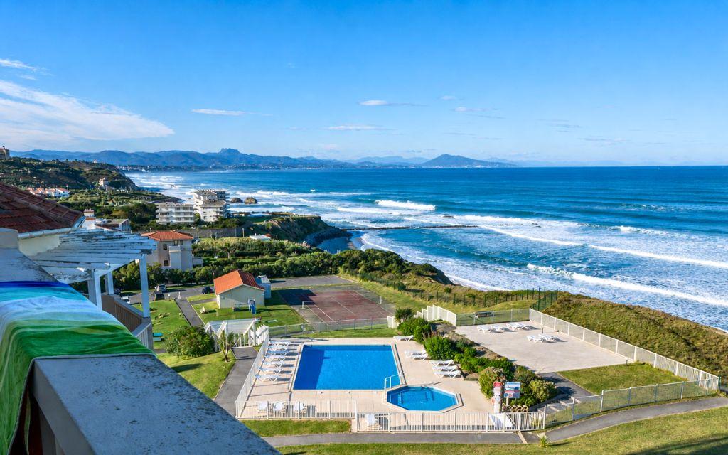 Slide Vue  sur l'océan et la piscine depuis les appartements de la résidence Eugénie à Biarritz
