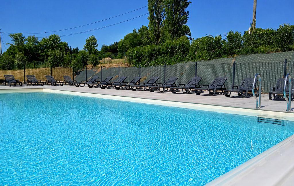 Slide Piscine extérieure dans le domaine de lambon à Prailles-la-Couarde