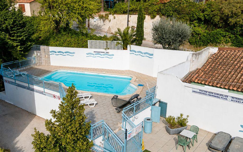 Slide Résidence Le Saint Esteve à La Ciotat vue piscine extérieure