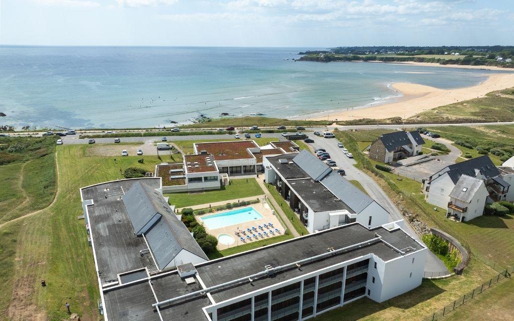 Slide Vue aérienne de la résidence Fleur de Sel à Gdel en bord de plage en Bretagne