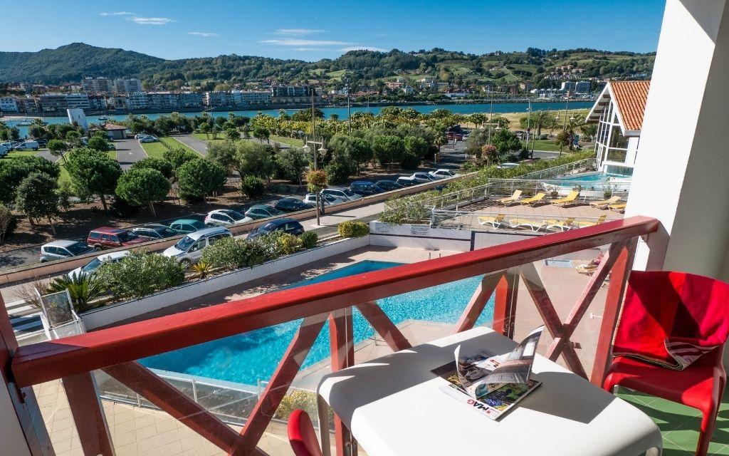 Slide Vue depuis le balcon d’un appartement  de la résidence Sokoburu sur la piscine de la résidence