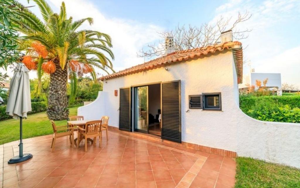 Slide Villa au sein de la résidence Pedras del Rei au Portugal avec grande terrasse privative devant l’entrée