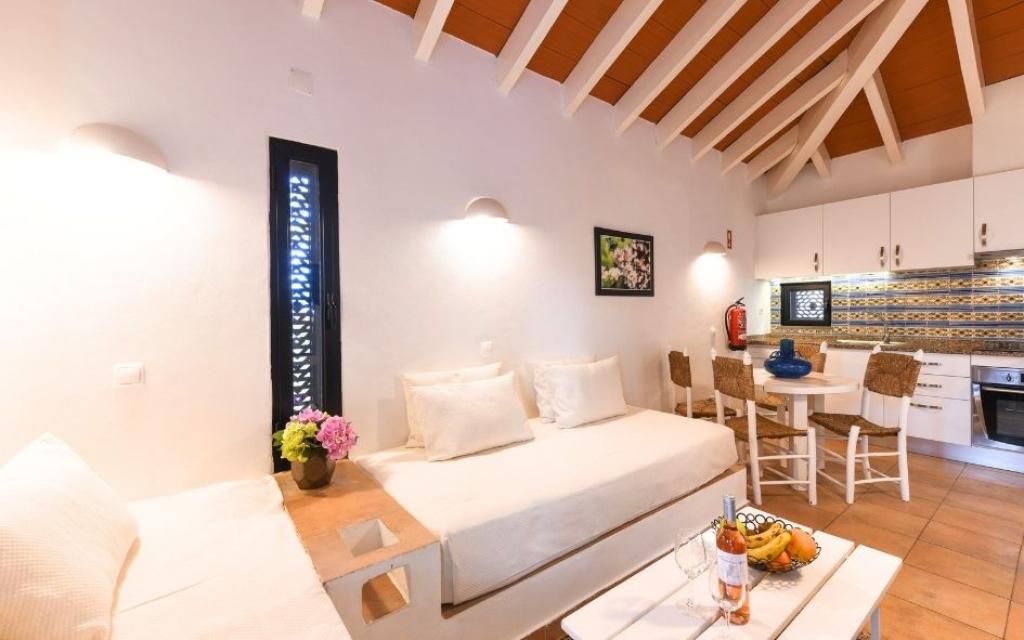 Slide Espace salon avec table à manger et cuisine équipée ouverte dans une villa de la résidence Pedras del Rei