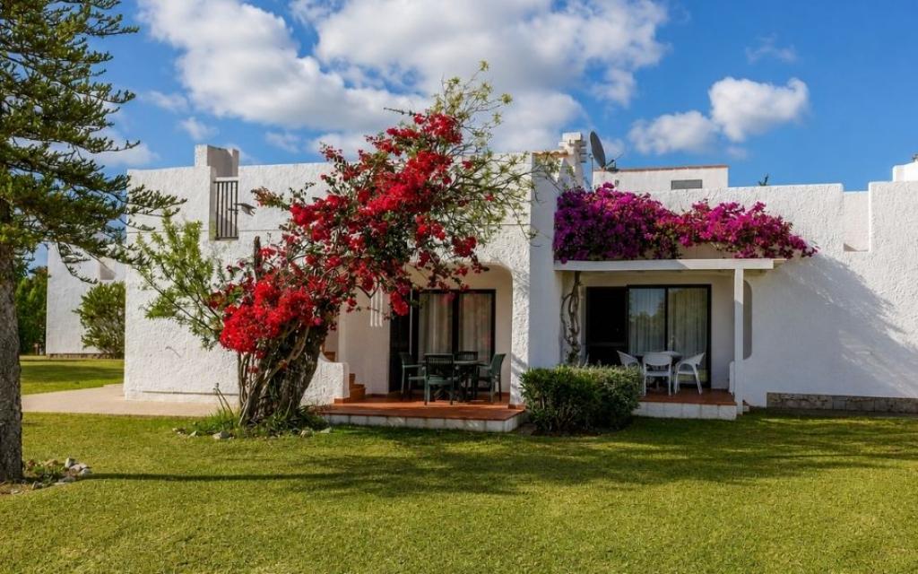 Slide Extérieur fleuri des villa à Santa Luzia au Portugal
