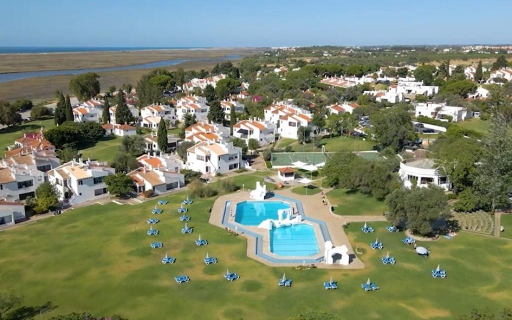 Slide Complexe vue aerienne Pedras del Rei à Santa Luzia au Portugal