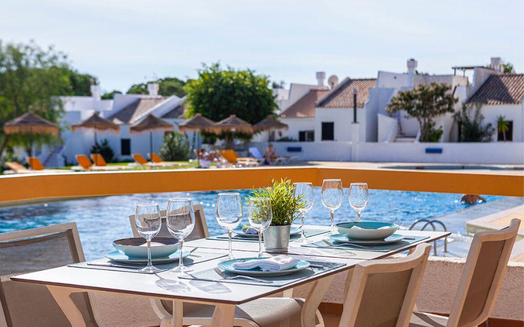 Slide Restaurat au bord de la piscine à la résidence Pedras da Rainha au Portugal