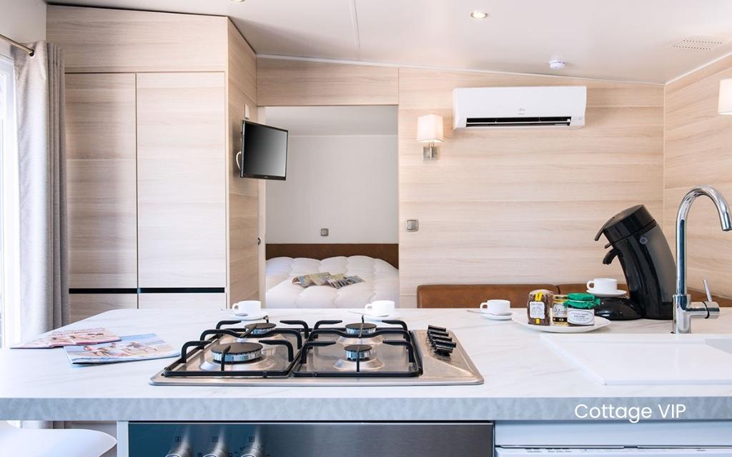 Slide Cuisine ouverte équipée sur le séjour dans un cottage VIP du village vacances Les Muriers