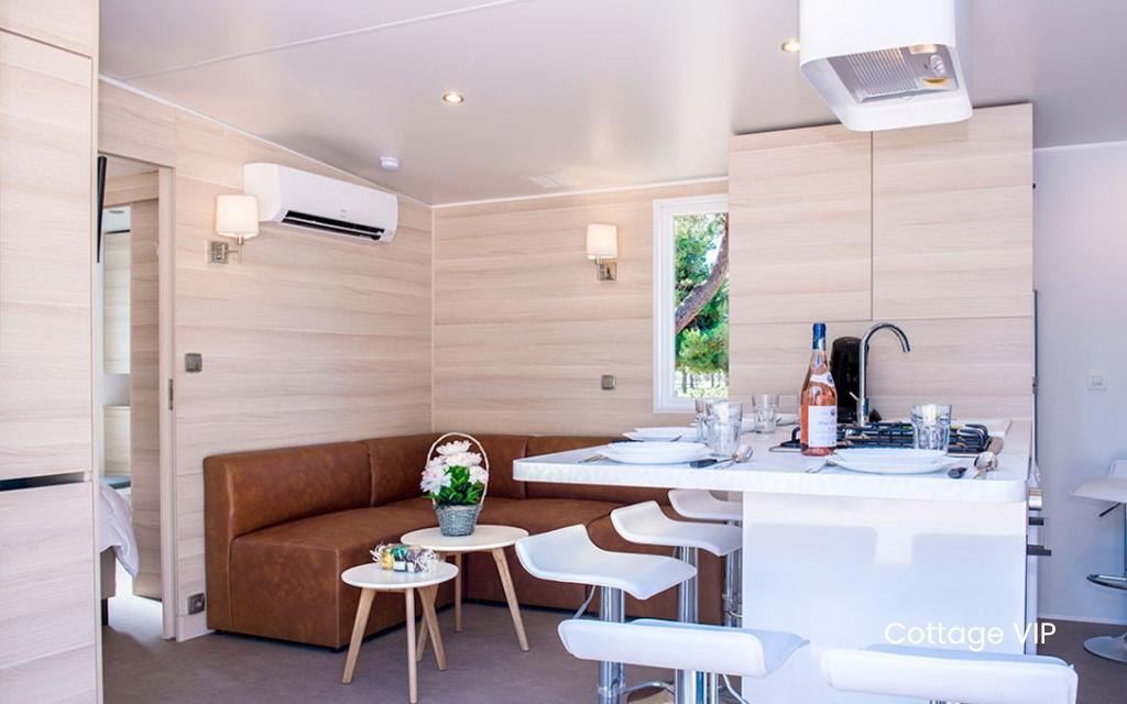 Slide Salon et espace de vie dans le village vacances Les Mûriers à Vendres-Plage