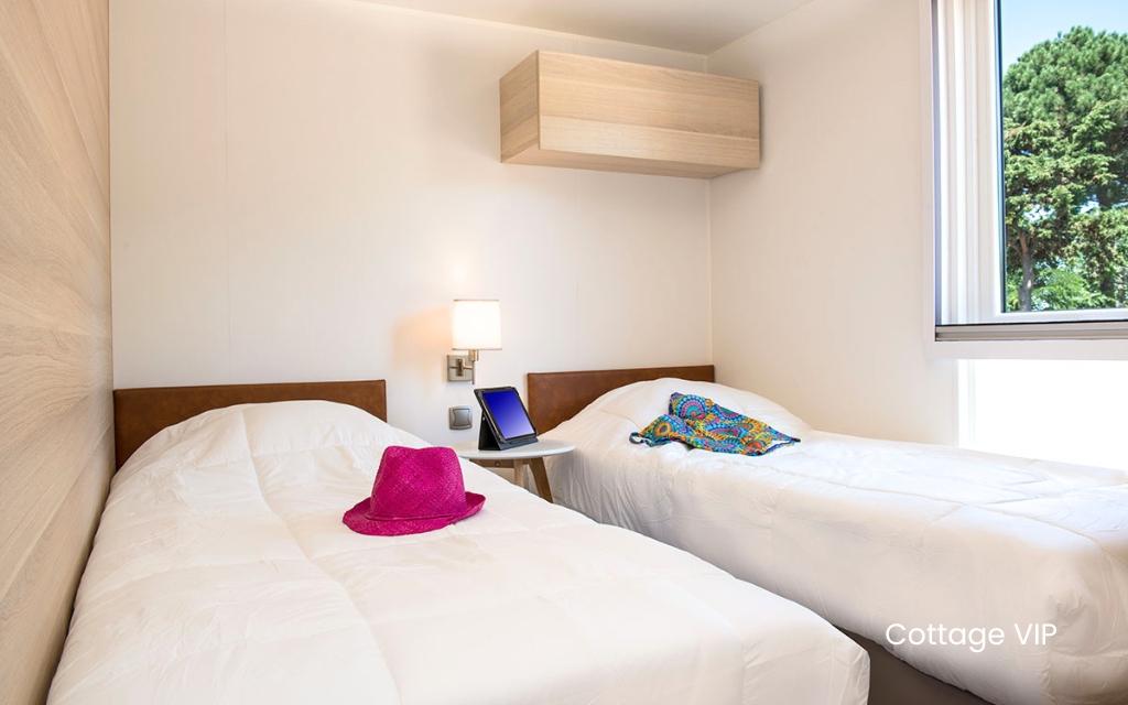 Slide Chambre avce lits simples dans un cottage VIP au village vacances les Muriers