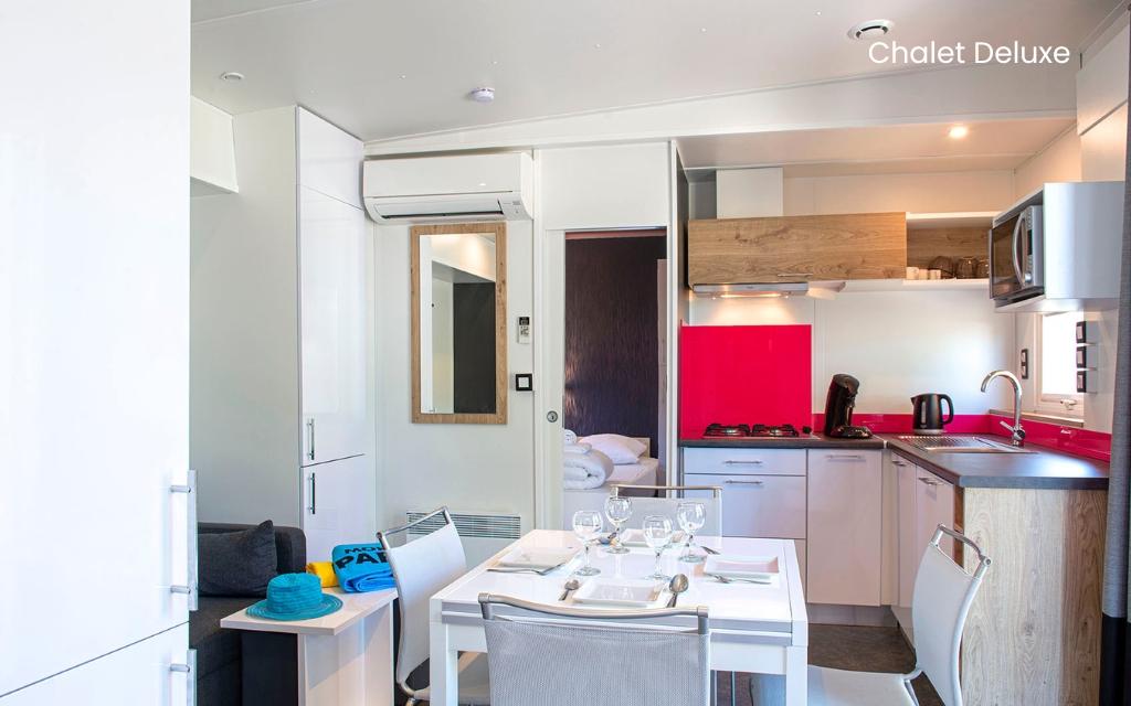 Slide Cuisine dan sles chalets Deluxe au village vacances les Mûriers