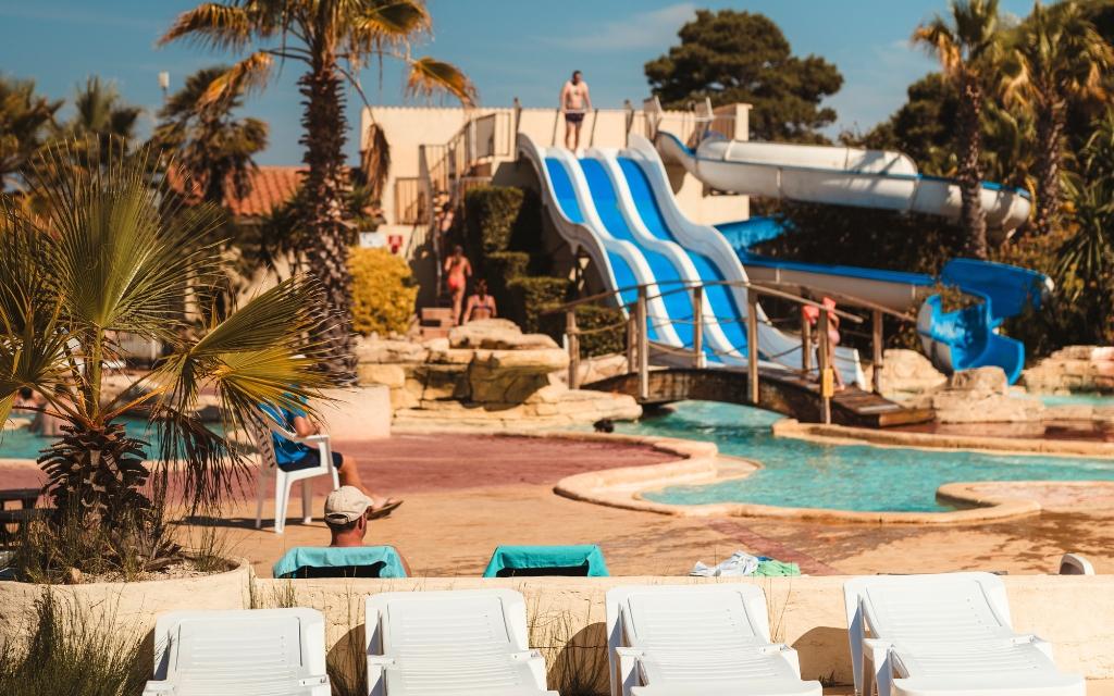 Slide Espace aquatique avec toboggan au camping Les Mûriers à Vendres