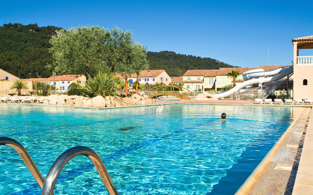 Slide Piscine extérieure avec toboggans deux pistes dans la résidence le clos des oliviers