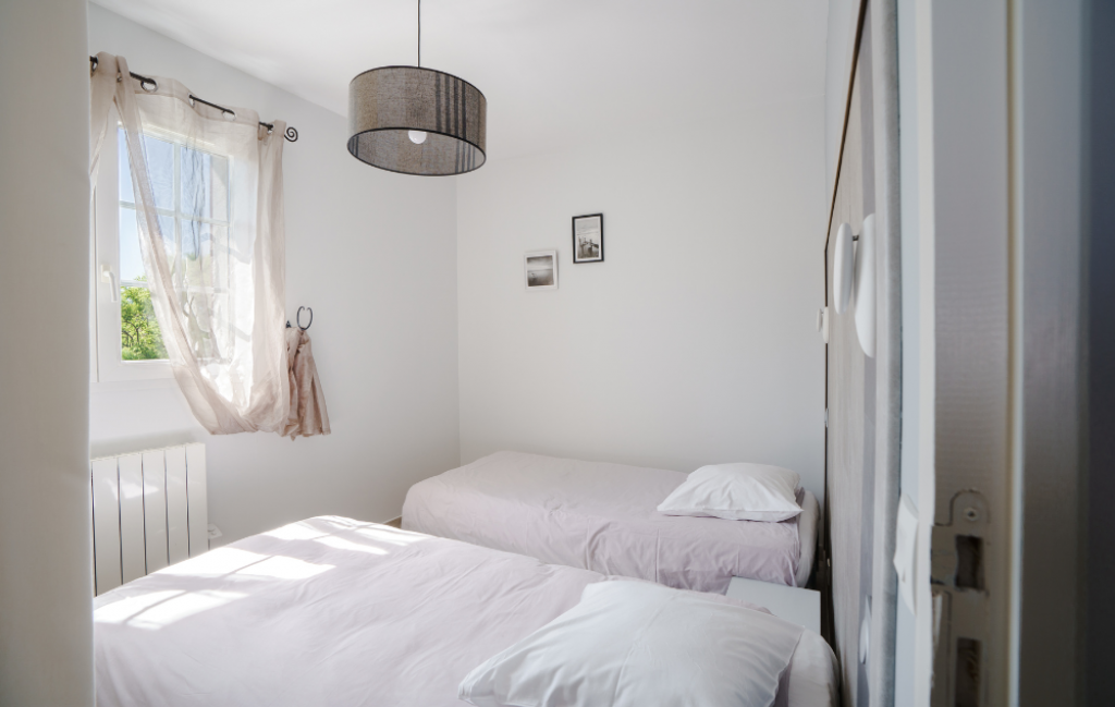 Slide Collines Iduki à Bastide Clairence - Maison 3 pièces duplex 4 ou 6 personnes - Chambre lits séparés