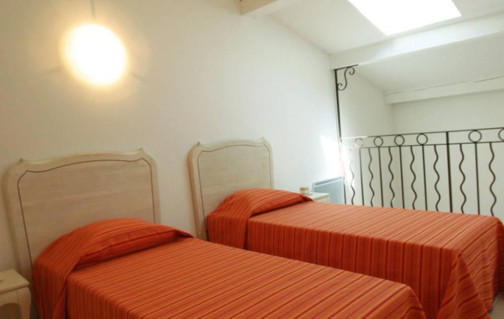 Slide résidence - domaine de bourgeac - paradou - chambre 2 lits simples