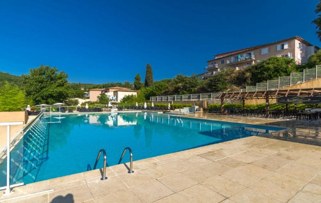 Slide Résidence Le Domaine de Camiole à Callian - Grande terrasse avec piscine extérieure
