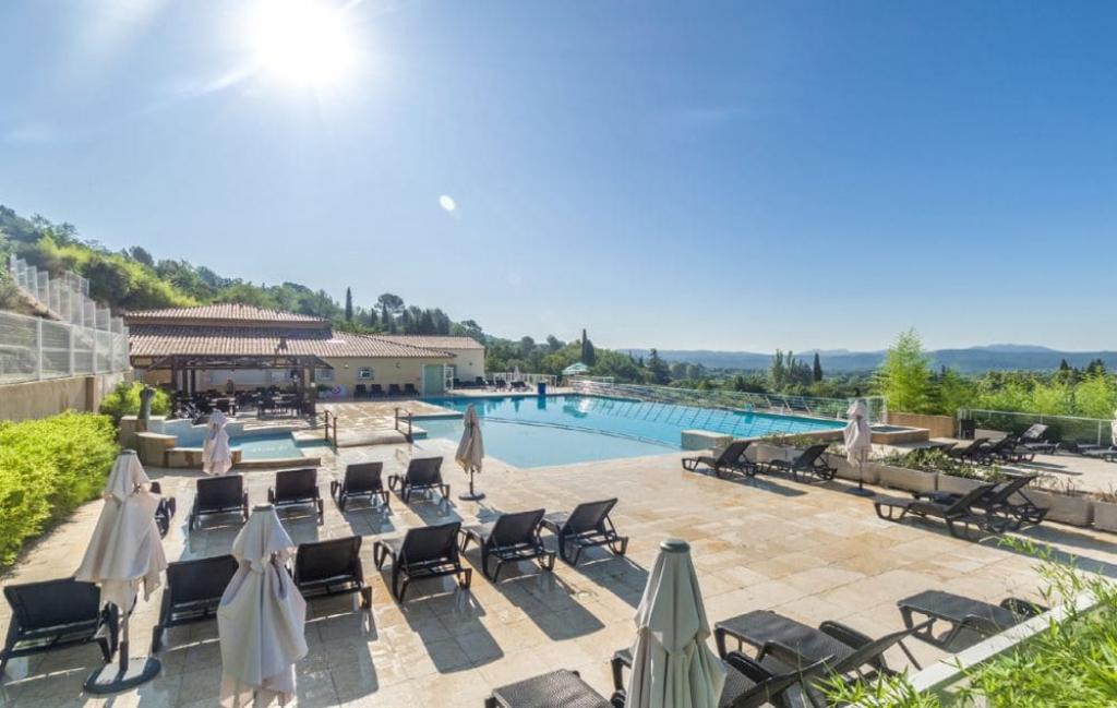 Slide Résidence Le Domaine de Camiole à Callian - Vue panoramique depuis la piscine extérieure