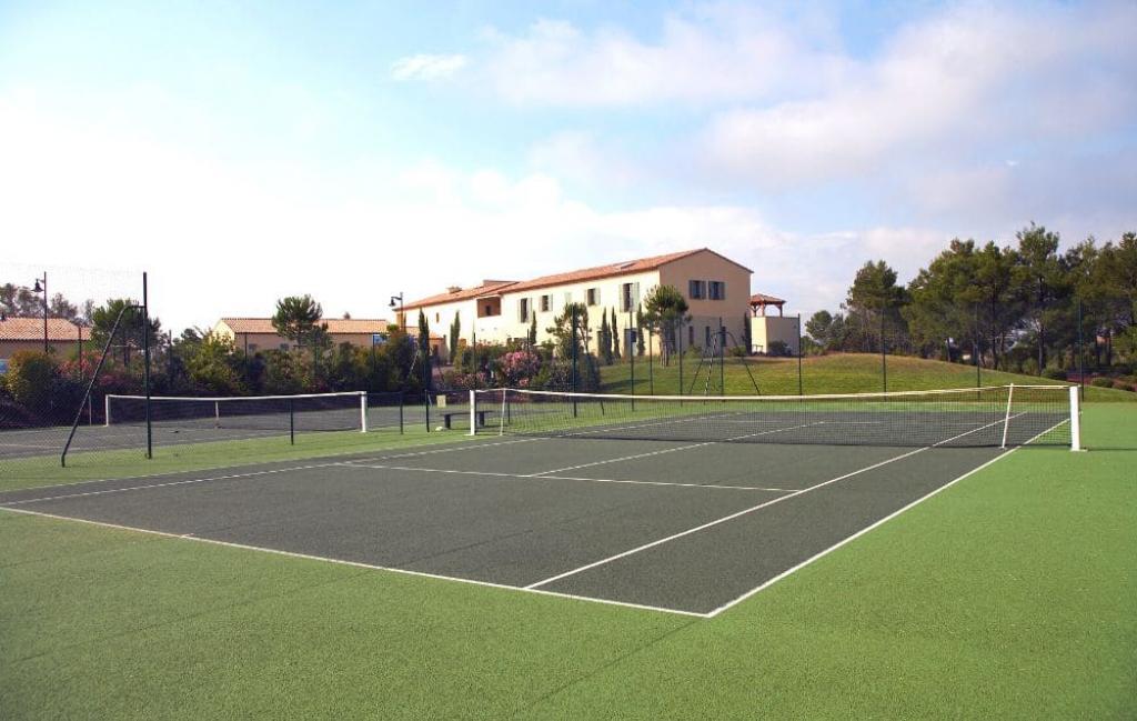 Slide Résidence Les Domaines de St Endréol à la Motte en Provence - Terrain de tennis