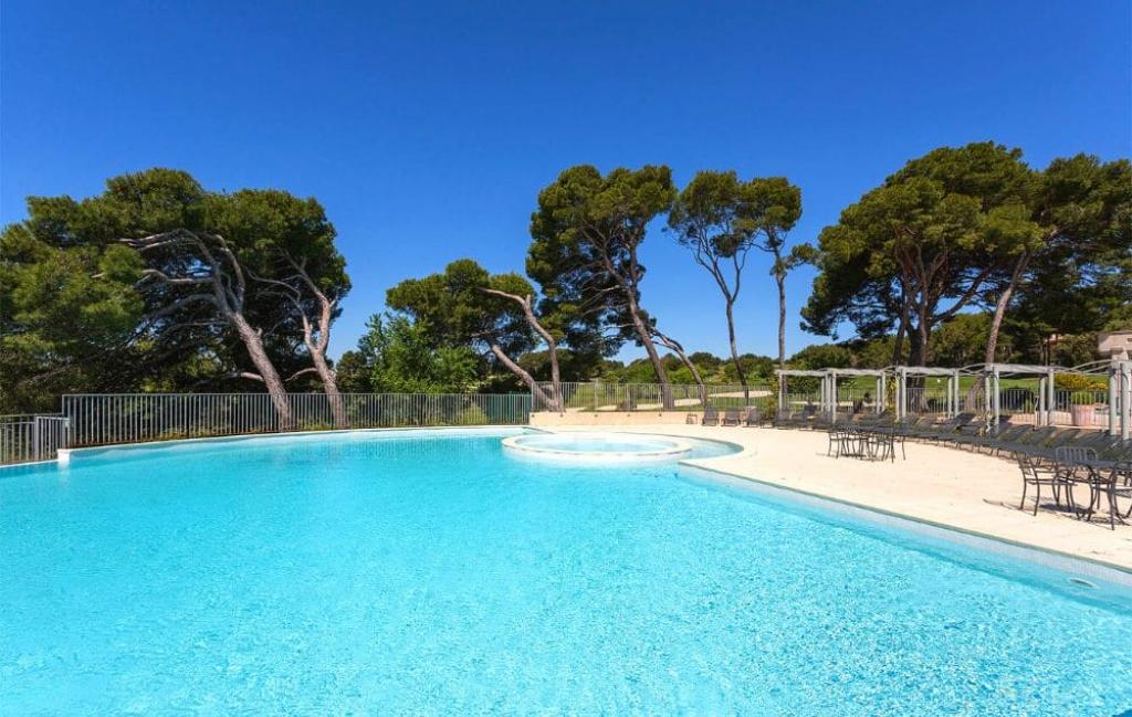 Slide Résidence Provence Country Club à Saumane - Grande piscine