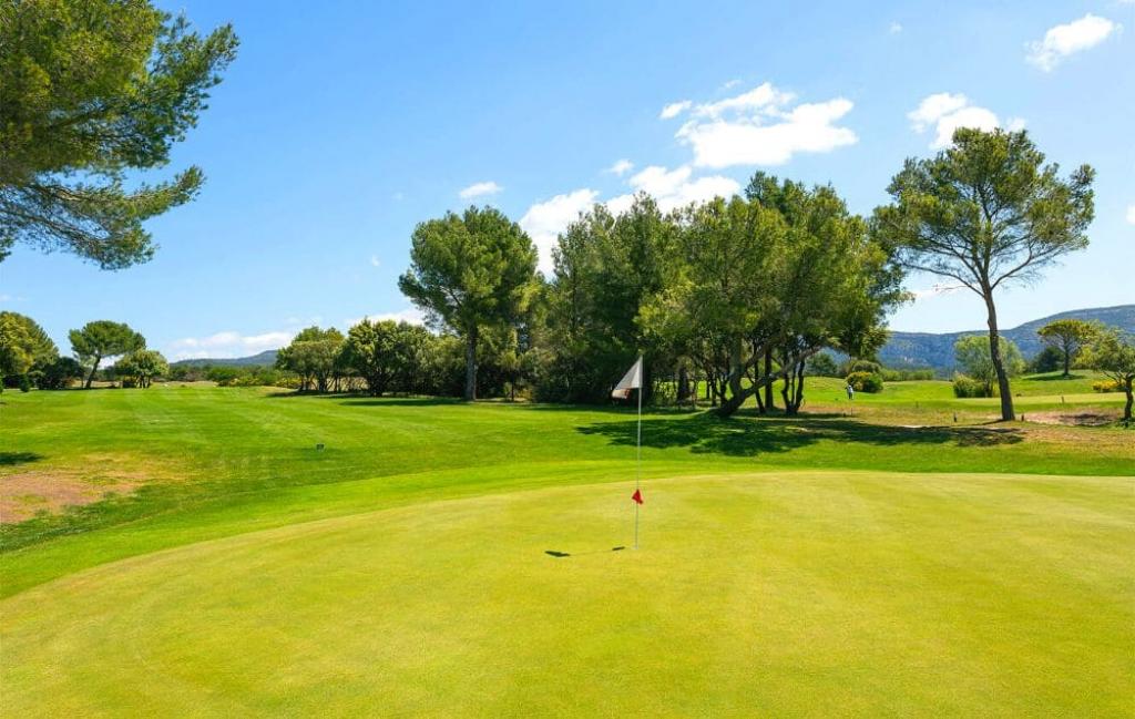 Slide Résidence Provence Country Club à Saumane - Terrain de golf