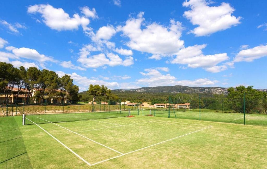 Slide Résidence Provence Country Club à Saumane - Terrain de tennis