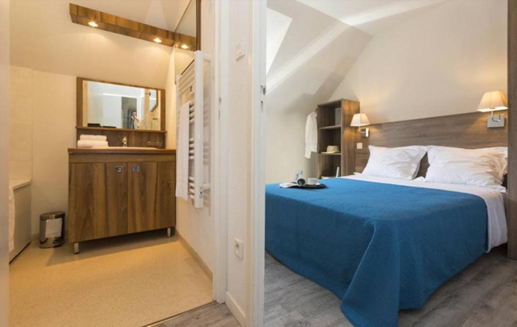 Slide Chambre avec lit double et salle de bain de la résidence Domaine de l'Emeraude