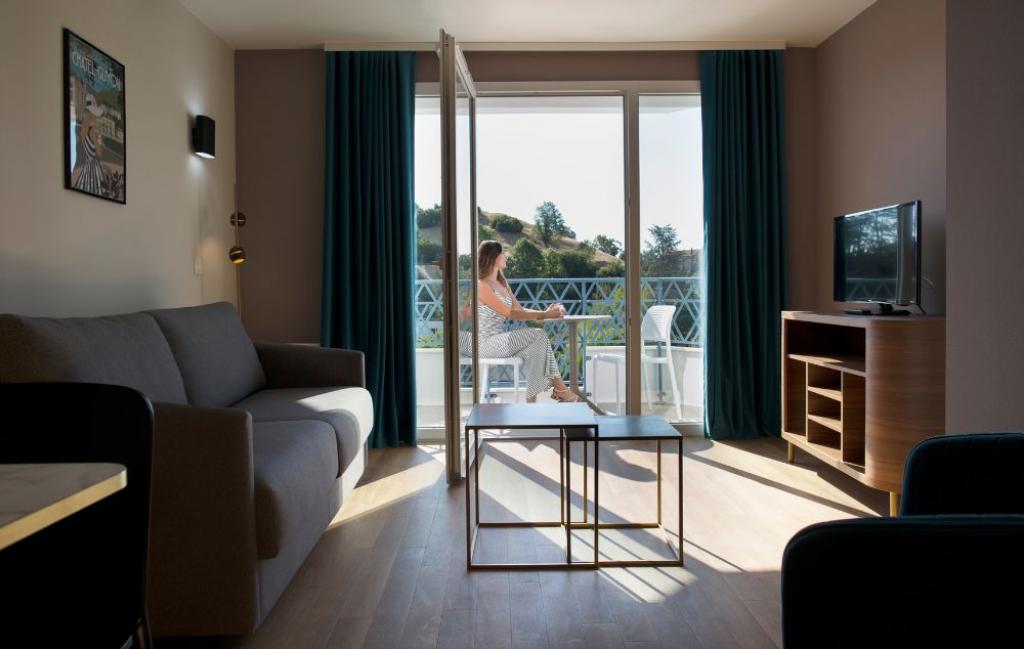 Slide Salon et balcon appartement résidence Aïga Resort Thermal