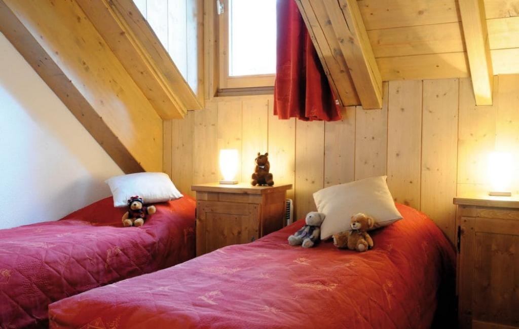 Slide Chambre avec lits simples d'un des logement de la résidence Les Arolles à Saint-Gervais-les-Bains