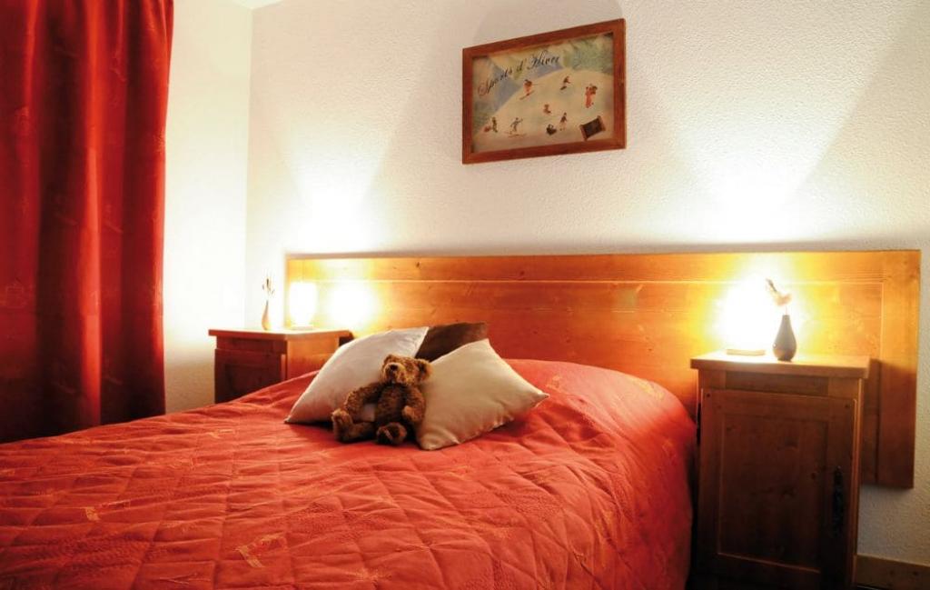 Slide Chambre avec lit double d'un des logement de la résidence Les Arolles à Saint-Gervais-les-Bains