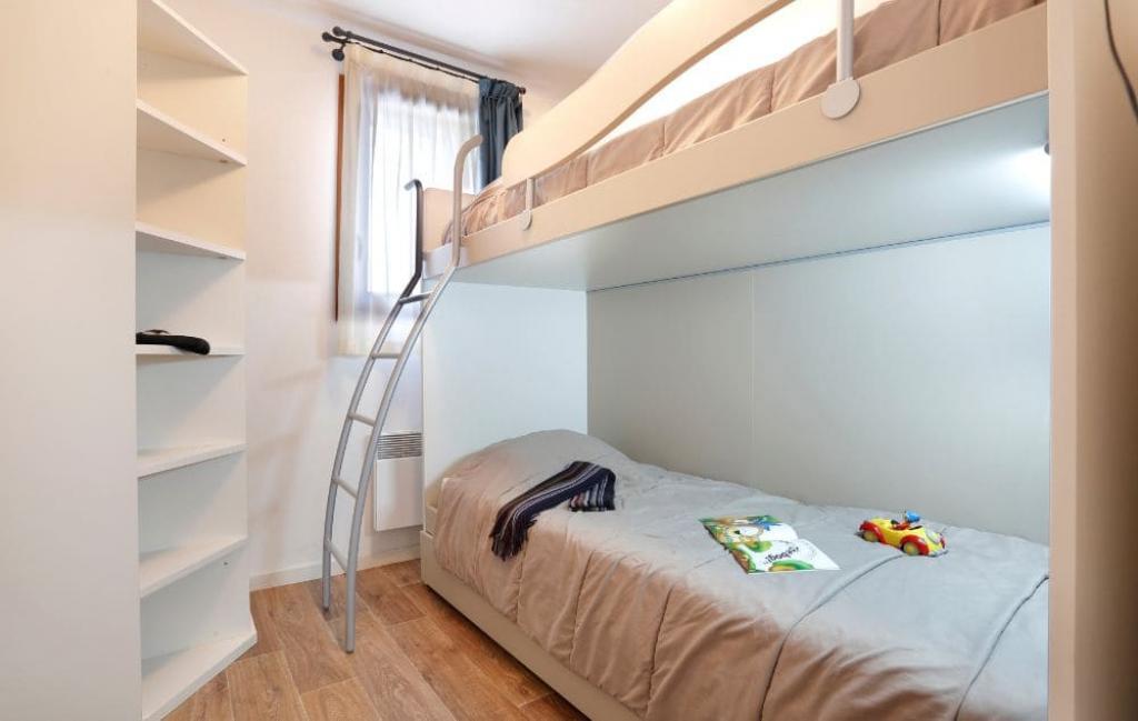 Slide Chambre lits superposés d'un des logements à la résidence Au Coeur des Ours aux 2 Alpes