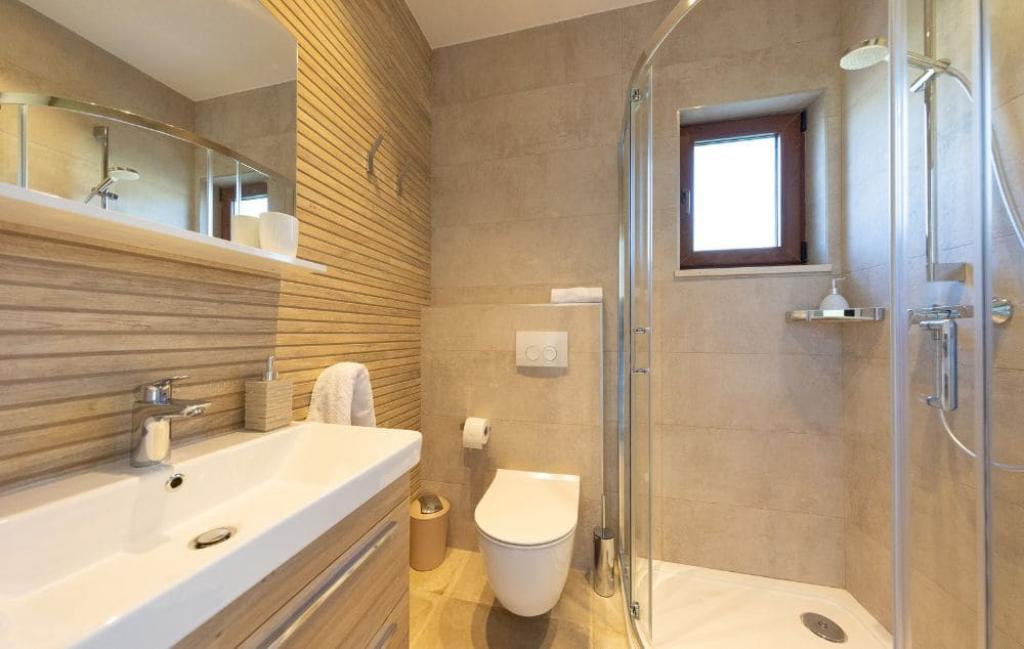 Slide Salle de bain des Maisonnettes Sveta Ana Lodges à Poljice en Croatie