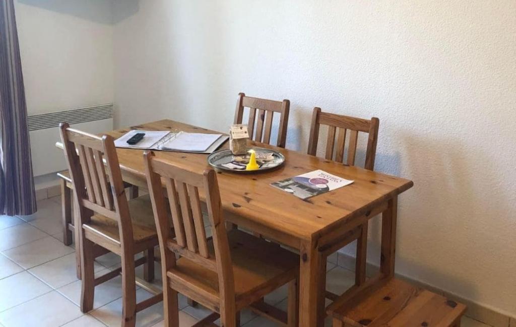 Slide Séjour avec table à manger de la résidence le Hameau des Sources