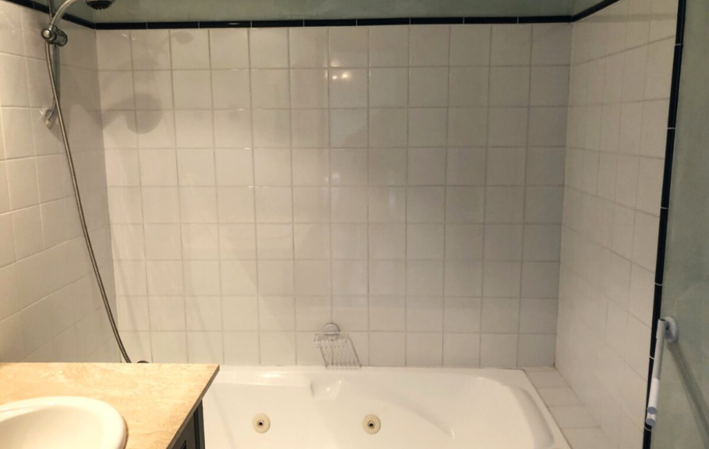 Slide Bathroom - Château des Gipières