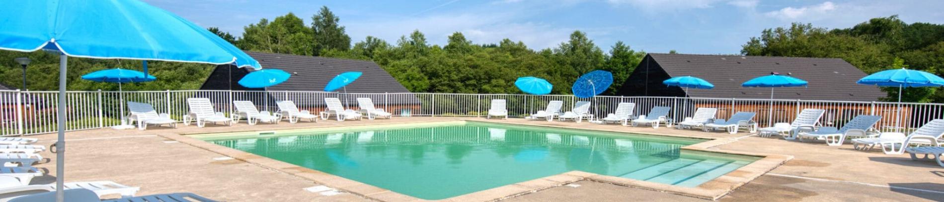 Slide Résidence Le Domaine du Bosquet à Égletons - Grande piscine extérieure