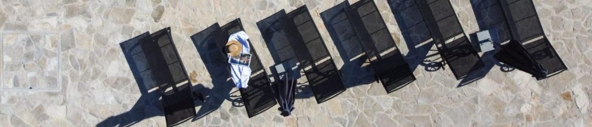 Slide Détente au bord de la piscine dans les Maisonnettes Sveta Ana Lodges à Poljice en Croatie