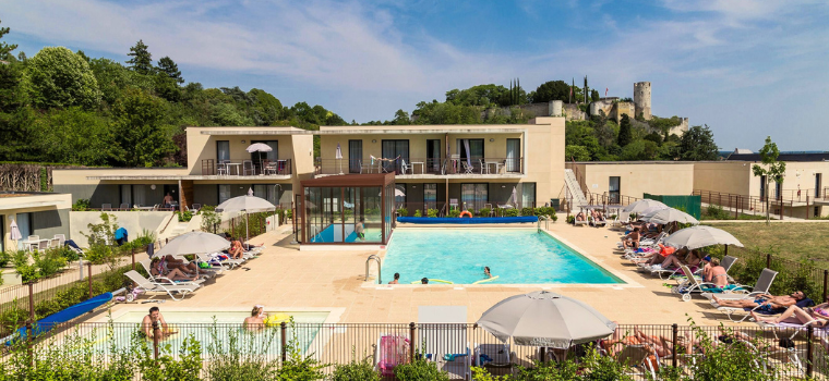 Piscine extérieure de la Résidence Le Clos Saint-Michel à Chinon avec vue sur le château
