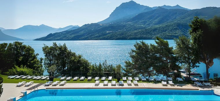 Piscine de la résidence L’Écrin du Lac à Chorges au bord du lac de Serre-Ponçon, avec vue sur les montagnes des Hautes-Alpes