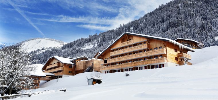 Résidence Le Grand Lodge à Châtel, grand chalet en bois au cœur des montagnes enneigées des Alpes