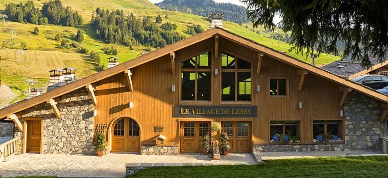 Résidence Le Village de Lessy au Grand-Bornand avec montagnes vertes en été