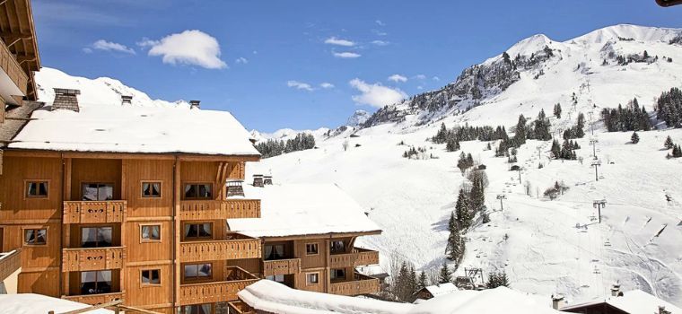 Résidence Le Village de Lessy au Grand-Bornand avec vue sur les pistes et montagnes enneigées