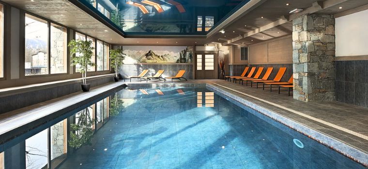 Piscine intérieure chauffée de la résidence Le Cœur d’Or à Bourg-Saint-Maurice