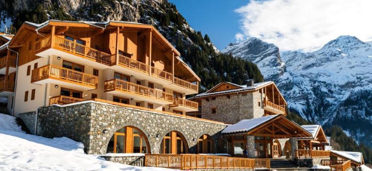 Façade de la résidence Les hauts de la Vanoise sous la neige en hiver avec montagne en fond