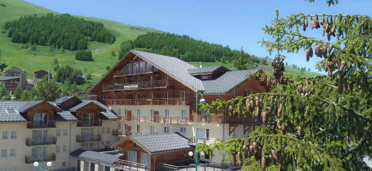 Résidence l'Ours Blanc in Les Deux Alpes in summer