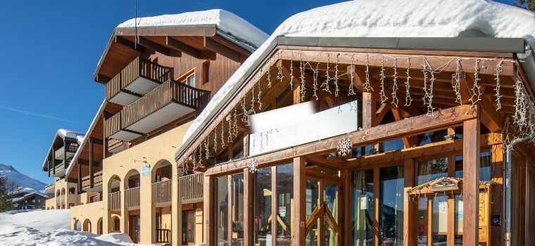 Résidence Le Beauregard façade extérieure sous la neige à Doucy