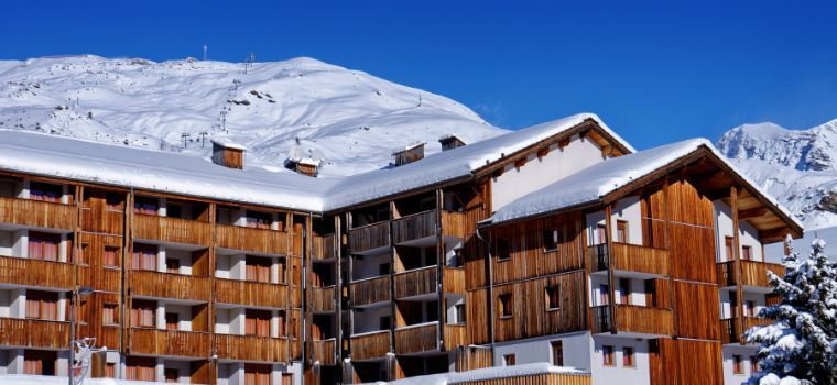 La résidence les Etoiles d'Orion sous la neige dans une station labélisée Famille Plus