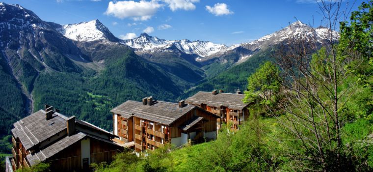 Les Etoiles d'Orion residence in Orcières with beautiful mountain views in summer