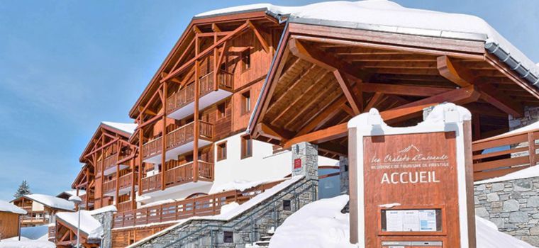 Façade extérieure de la résidence Les Chalets d’Emeraude aux Saisies sous la neige