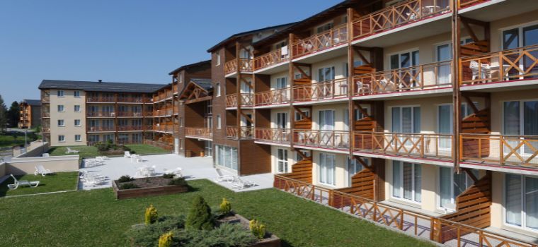 Façade extérieure de la résidence Pyrénées 2000 sous le soleil d'été