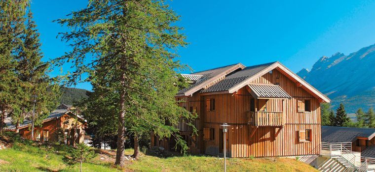 Résidence L’Orée des Pistes in summer with mountain views